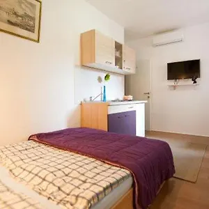 Centar 2 Private With Ensuite And Kitchenette Apartment Split